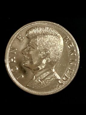 John F. Kennedy Commemorative Coin - Shiny Silver Tone